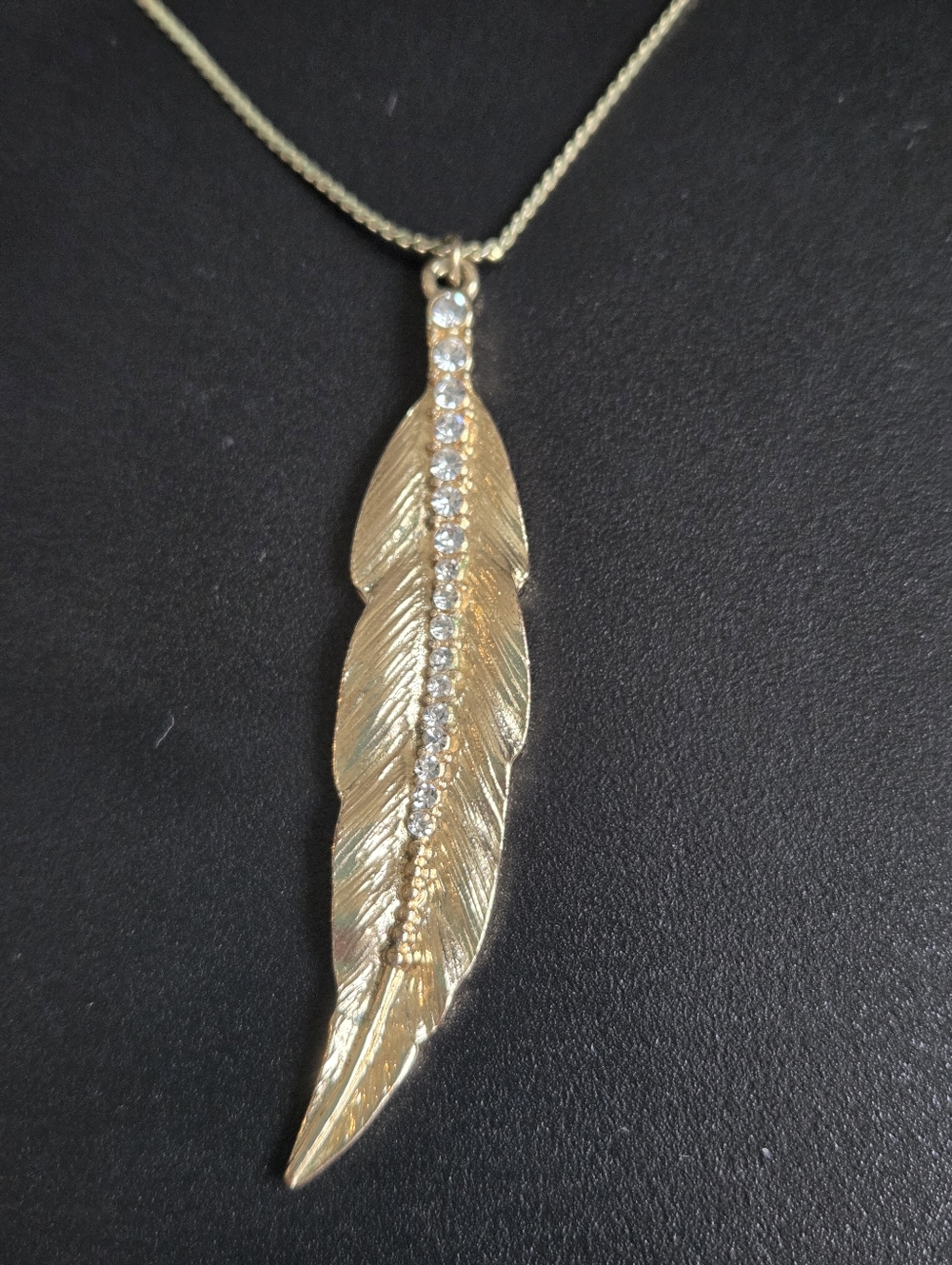 Elegant Gold Feather Pendant Necklace